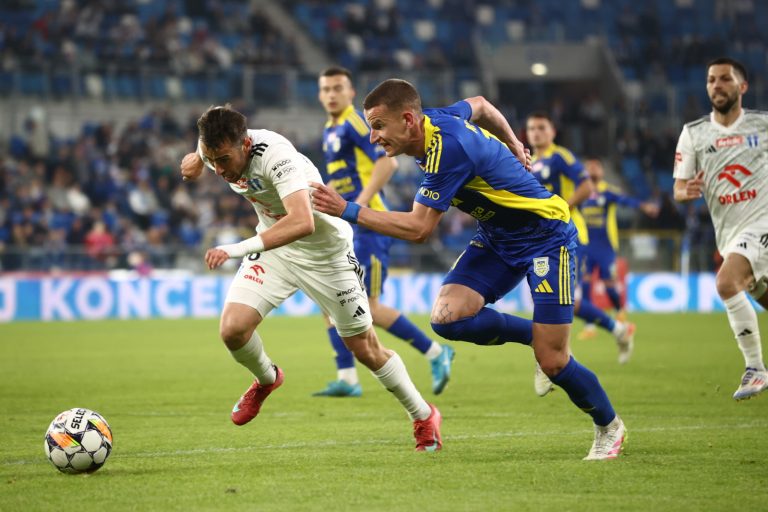 Płock, 12.05.2025. Piłkarz Wisły Płock Jorge Jimenez (L) iDawid Kocyła (P) z Arki Gdynia podczas meczu 1. ligi, 12 bm. (Fot. PAP/Leszek Szymañski)