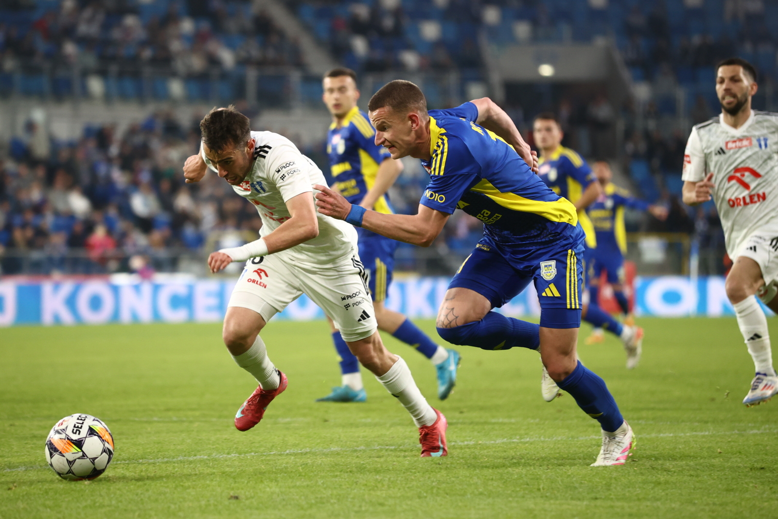 Płock, 12.05.2025. Piłkarz Wisły Płock Jorge Jimenez (L) iDawid Kocyła (P) z Arki Gdynia podczas meczu 1. ligi, 12 bm. (Fot. PAP/Leszek Szymañski)