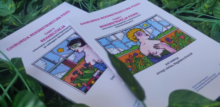 Wersja papierowa poradnika dla kobiet po operacji rekonstrukcji piersi (fot. Radio Gdańsk/Mateusz Czerwiński)