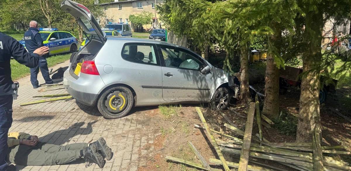 Pościg w gminie Czarne. Kierowca próbował staranować radiowóz (fot. KWP w Gdańsku)