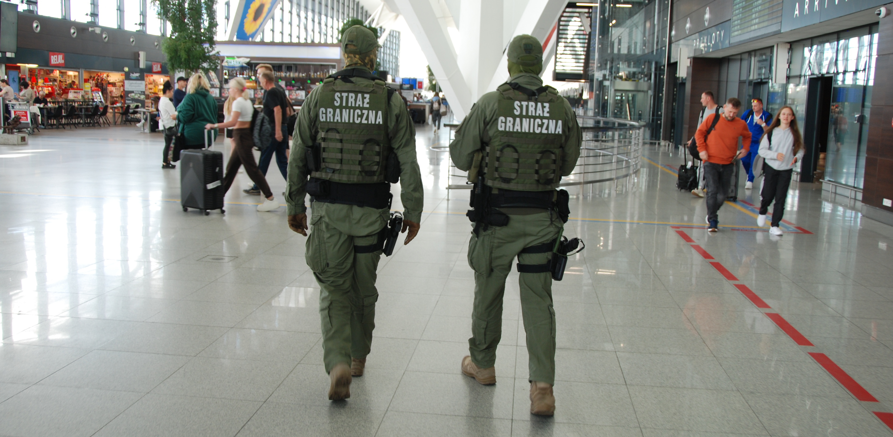 Funkcjonariusze straży granicznej na gdańskim lotnisku (fot. MOSG)