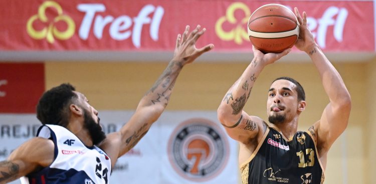 Sopot, 16.05.2025. Koszykarz Trefla Sopot Nick Johnson (P) i Marcus Lee (L) z Kinga Szczecin podczas drugiego meczu ćwierćfinałowego  ekstraklasy (Fot. PAP/Marcin Gadomski)