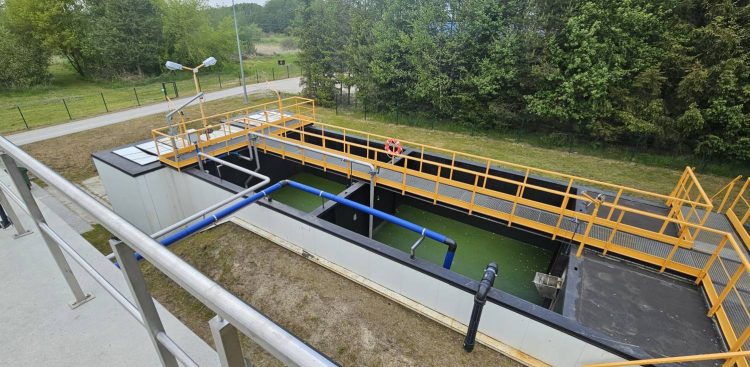 Zmodernizowana, nowoczesna oczyszczalnia ścieków w Tuchomiu ma obsługiwać całą gminę (Fot. Radio Gdańsk/ Marcin Pacyno)