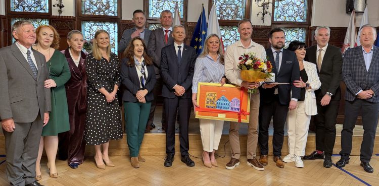 Medalem za Zasługi dla Miasta Słupska uhonorowano Mantasa Česnauskisa wieloletniego zawodnika i trenera koszykarzy Czarnych Słupsk. (fot. Radio Gdańsk/Alek Radomski)