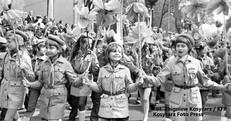 Zuchy w pochodzie 1-majowym w Gdańsku, 1 maja 1974 rok (fot. KFP/Zbigniew Kosycarz)