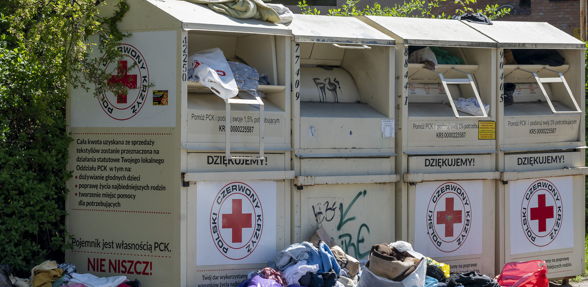 Kontenery na odzież (fot. KFP/Anna Bobrowska)