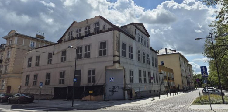 Prace rozbiórkowe zabytkowej kamienicy w Słupsku już się rozpoczęły (fot. Radio Gdańsk/Przemysław Woś)