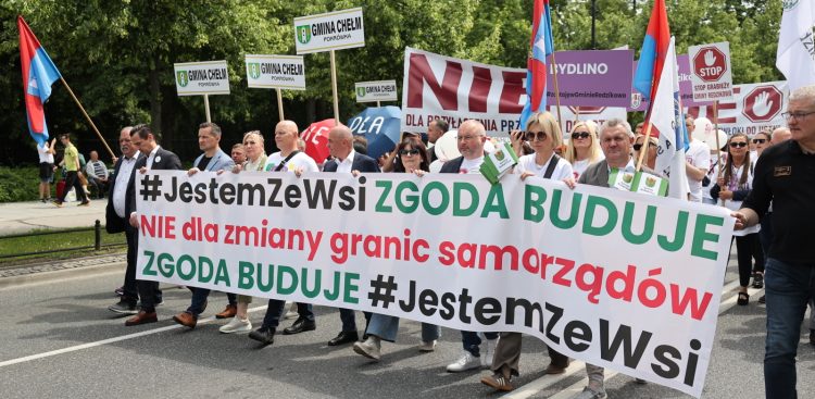 Protest przedstawicieli samorządów zagrożonych zmianą granic odbywa się pod patronatem Związku Gmin Wiejskich Rzeczypospolitej Polskiej (fot. PAP/Szymon Pulcyn)