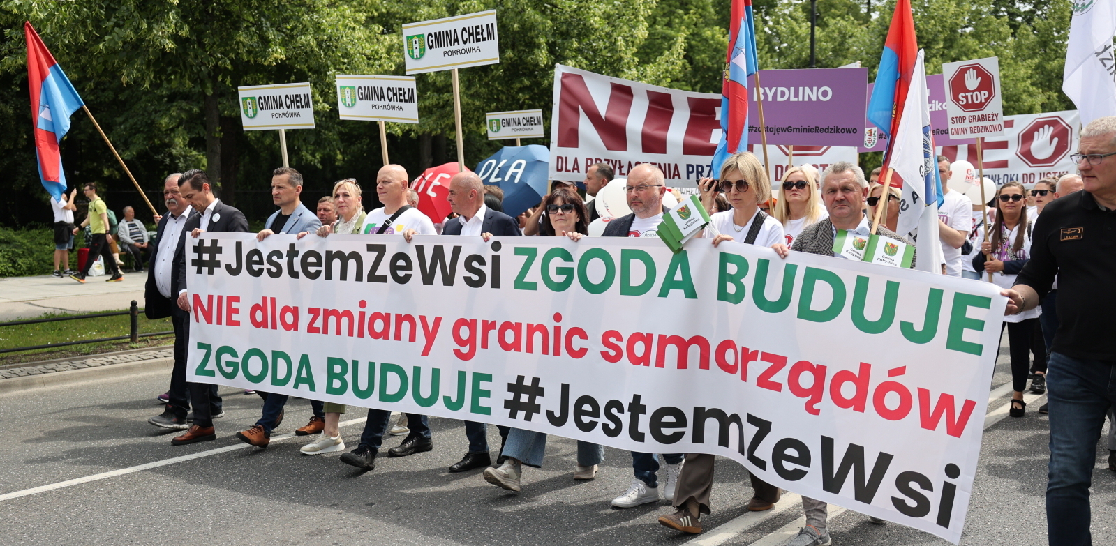 Protest przedstawicieli samorządów zagrożonych zmianą granic odbywa się pod patronatem Związku Gmin Wiejskich Rzeczypospolitej Polskiej (fot. PAP/Szymon Pulcyn)