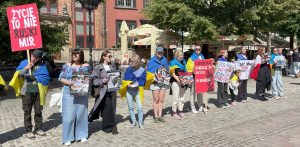 Manifestacja w sprawie likwidacji rosyjskiego konsulatu w Gdańsku odbyła się pod Fontanną Neptuna (fot. Radio Gdańsk/Tymon Nieśmiałek)
