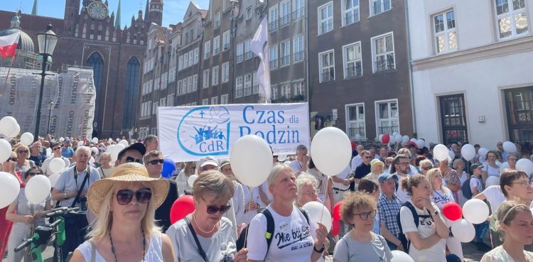 W Marszu dla Życia i Rodziny udział wzięły tysiące osób (fot. Radio Gdańsk/Tymon Nieśmiałek)