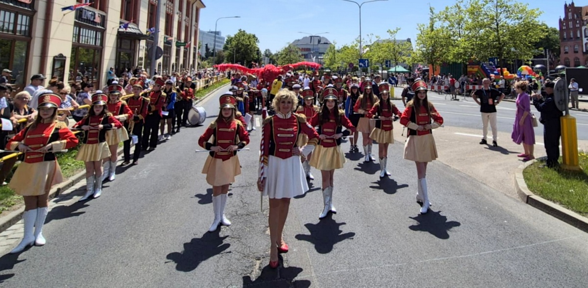 Ulicami Słupska przeszła barwna parada (fot. Radio Gdańsk/Przemysław Woś)