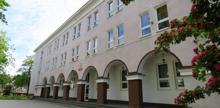 Na zdjęciu VI LO, którego budynek już jest po termomodernizacji (fot. gdynia.pl/Przemysław Kozłowski)