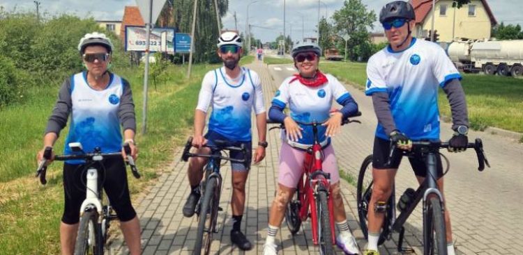 Zespół fizjoterapeutów i wychowawców z Zespołu Placówek Specjalnych w Tczewie (fot. Facebook/Biegojazda po mobilery)