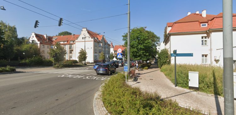 Aleja Niepodległości, wjazd z ulicy 3 maja (fot. Google Street View)