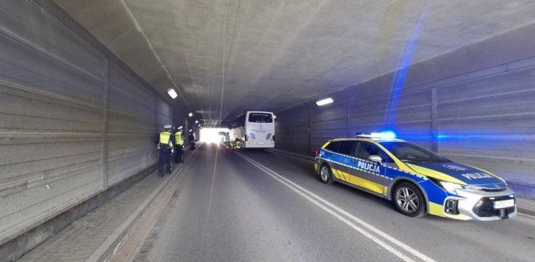 Autokar, który zaklinował się w tunelu w Sopocie (fot. KMP w Sopocie)