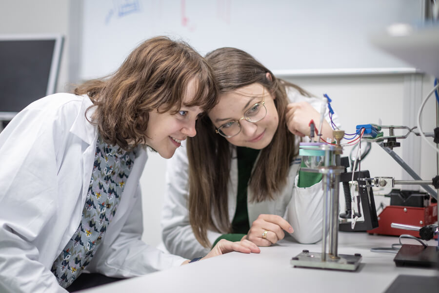 Badania koncentrowały się na wykorzystaniu liści kapusty wzbogaconych w miedź jako organicznego odpadu do wytwarzania aktywnego węgla