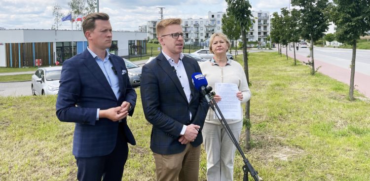 Gdańscy radni PiS sprzeciwiają się zmianie lokalizacji przedszkola na Lawendowym Wzgórzu (fot. Radio Gdańsk/Tymon Nieśmiałek)