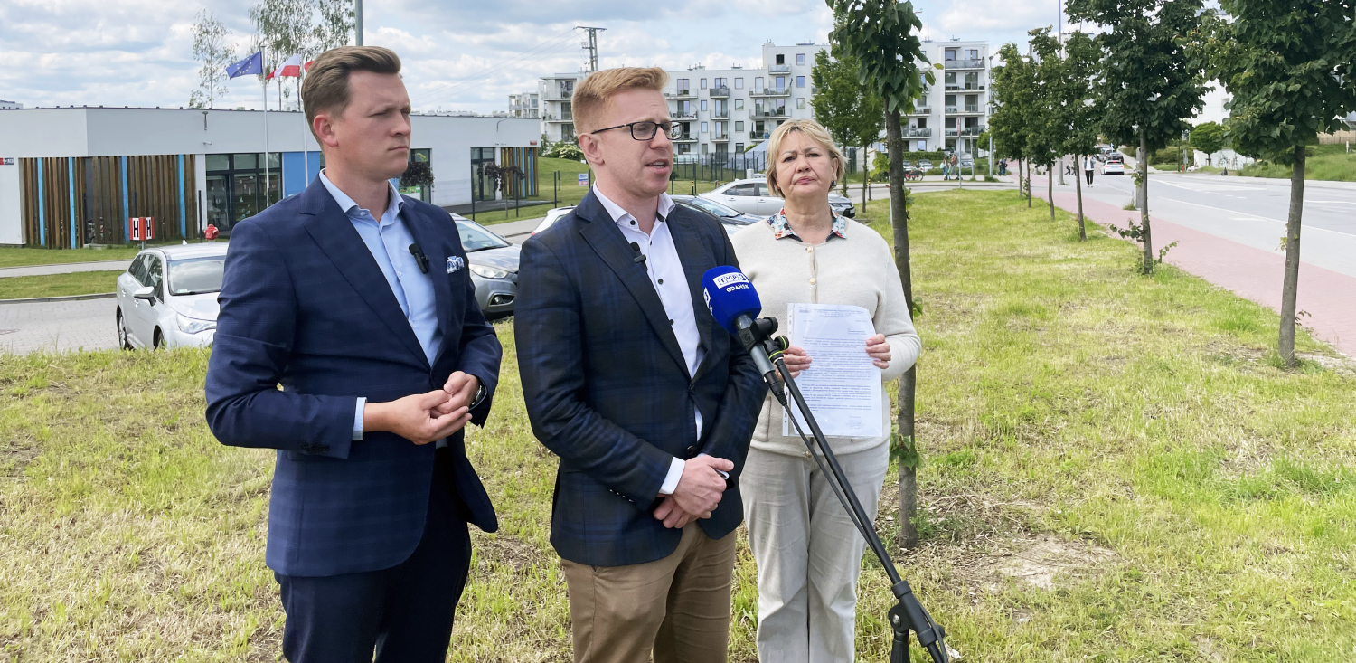 Gdańscy radni PiS sprzeciwiają się zmianie lokalizacji przedszkola na Lawendowym Wzgórzu (fot. Radio Gdańsk/Tymon Nieśmiałek)