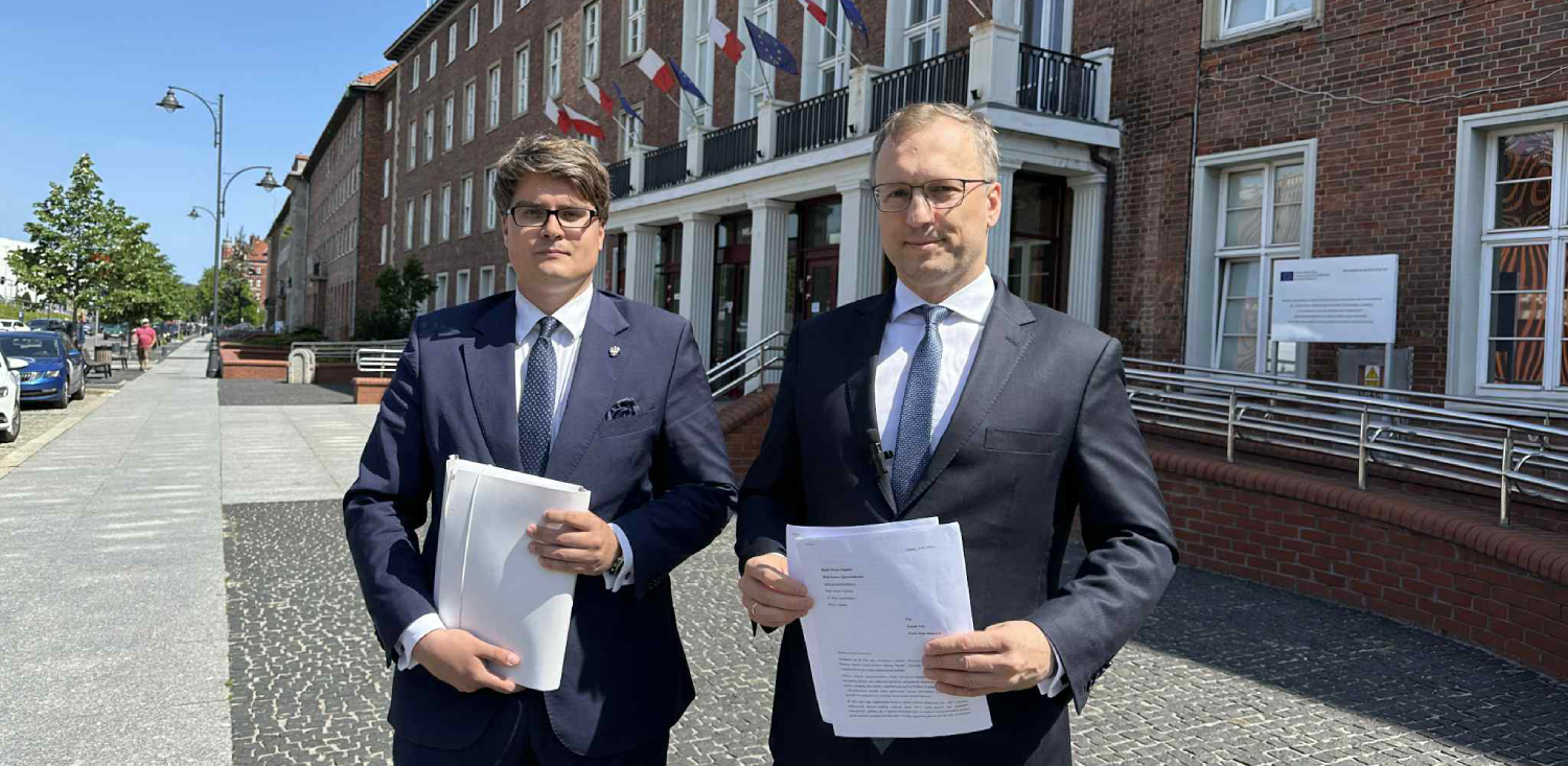 Gdański radny Tomasz Rakowski składa w Pomorskim Urzędzie Wojewódzkim petycję wyrażającą sprzeciw wobec przyjmowania nielegalnych migrantów (fot. Radio Gdańsk/Oskar Bąk)