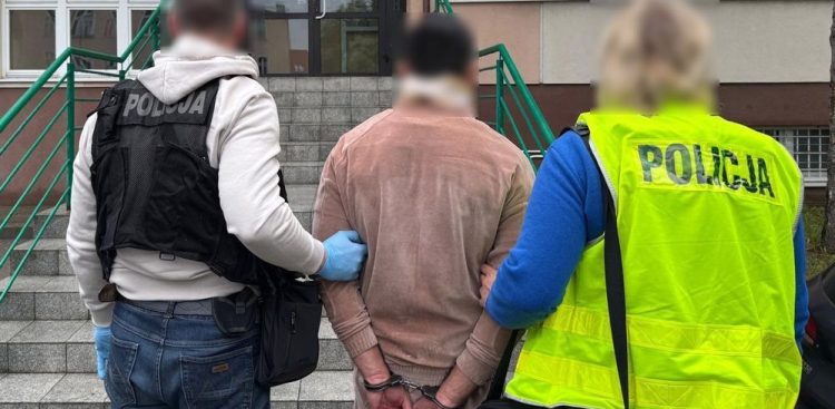 Mężczyzna oskarżony o fałszowanie umów na dostawy energii elektrycznej (fot. KMP w Gdańsku)