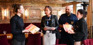 Pracownicy socjalni wraz ze strażnikami miejskimi odwiedzili kilkanaście sopockich lokali gastronomicznych, przekazując ulotki i plakaty (fot. MOPS Sopot)