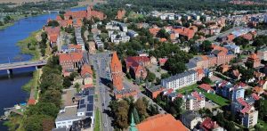 Stare Miasto w Malborku, widok z lotu ptaka. Zdjęcie ilustruje news mówiący o tym, że podczas prac związanych z przebudową ul. Stare Miasto doszło do wypadku, w wyniku którego życie straciła 88-letnia mieszkanka miasta