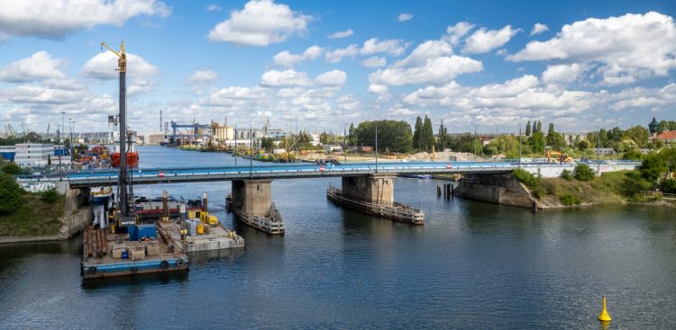 Prace palowe przy Moście Siennickim w Gdańsku, 23.05.2025 r. (fot. Paweł Marcinko/KFP)