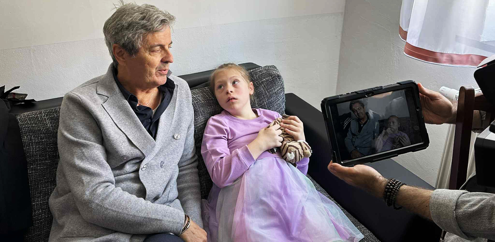 Piotr Polk i Natalka - wręczenie tabletu Mówik (fot. Radio Gdańsk/Oskar Bąk)