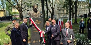 Odsłonięcie pomnika Jana Olszewskiego w Słupsku - 04.06.2025 r. (fot. Radio Gdańsk/Przemysław Woś)
