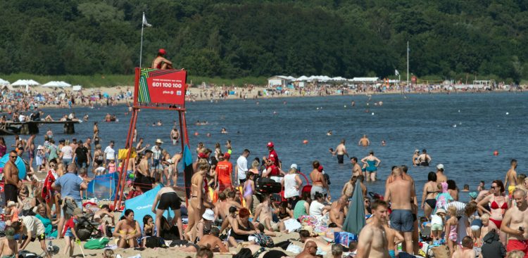 Zdjęcie archiwalne. Turyści na plaży w Sopocie (fot. Anna Rezulak/KFP)