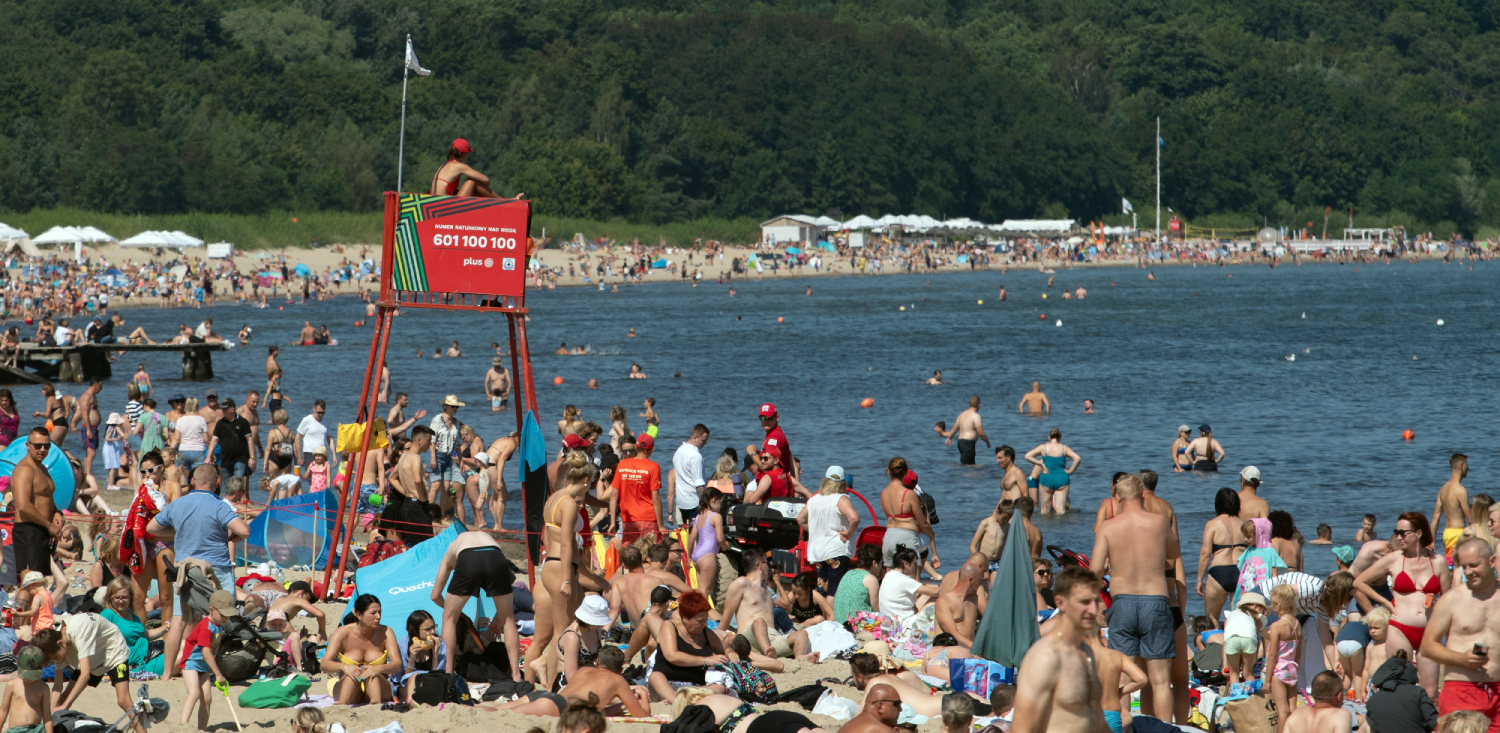 Zdjęcie archiwalne. Turyści na plaży w Sopocie (fot. Anna Rezulak/KFP)