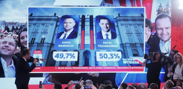 Rzecznik PiS Rafał Bochenek (L) w sztabie wyborczym kandydata Komitetu Obywatelskiego, popieranego przez PiS prezesa IPN Karola Nawrockiego w Warszawie (fot. PAP/Leszek Szymański)