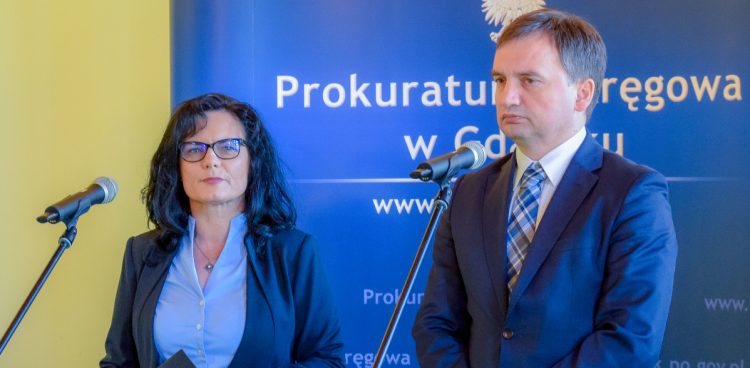 Teresa Rutkowska-Szmydzyńska podczas konferencji z ówczesnym prokuratorem generalnym Zbigniewem Ziobrą (fot. Radio Gdańsk/Grzegorz Armatowski)