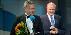 Tomasz Kloskowski odebrał statuetkę „Radiowej Osobowości Roku" z rąk mecenasa Krzysztofa Lodzińskiego (fot. Jacek Klejment)