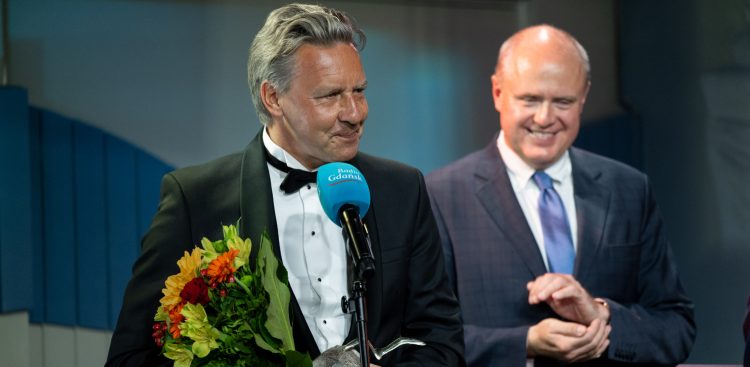 Tomasz Kloskowski odebrał statuetkę „Radiowej Osobowości Roku" z rąk mecenasa Krzysztofa Lodzińskiego (fot. Jacek Klejment)