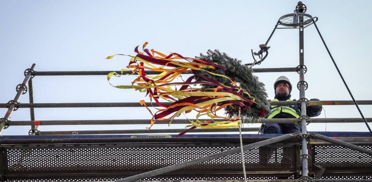 Wiecha zawisła na hali AmberExpo (fot. AmberExpo)