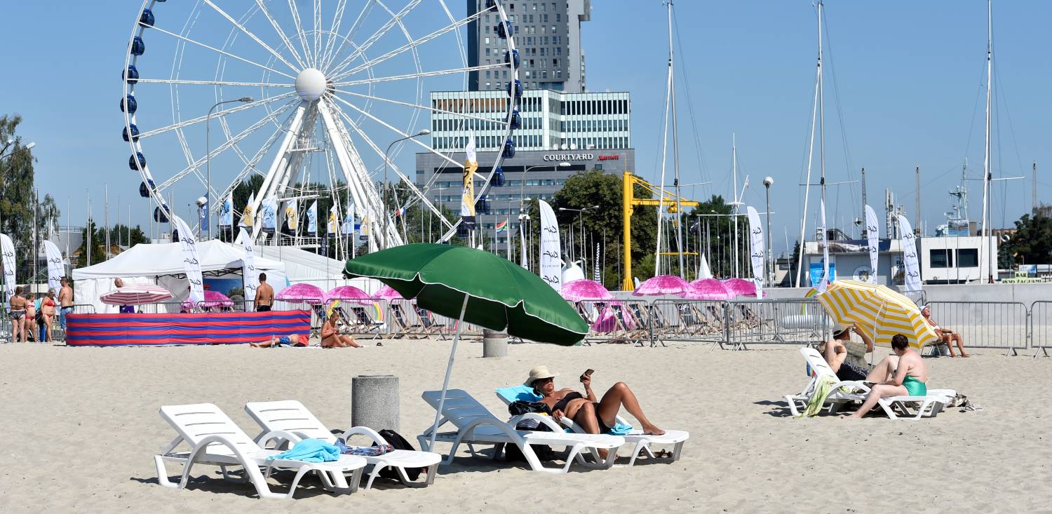 Zdjęcie archiwalne. Plaża Śródmieście w Gdyni (fot. Maciej Kosycarz/KFP)