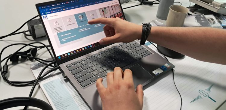 Reporter Radia Gdańsk testuje bytowską aplikację "Zgłoś Problem" (fot. Radio Gdańsk/Piotr Puchalski)