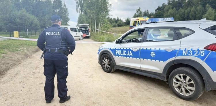 Policjanci pracują na miejscu znalezienia zwłok 23-letniej kobiety (fot. Komenda Powiatowa Policji w Wejherowie)