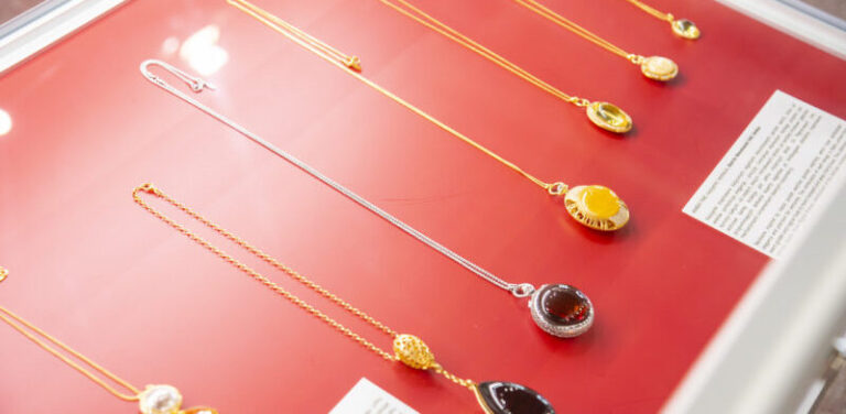 Wystawa prezentuje różnorodne ujęcia bursztynu – od jego naturalnych form, przez tradycyjne i współczesne rzemiosło artystyczne, po nowatorskie interpretacje w sztuce i designie