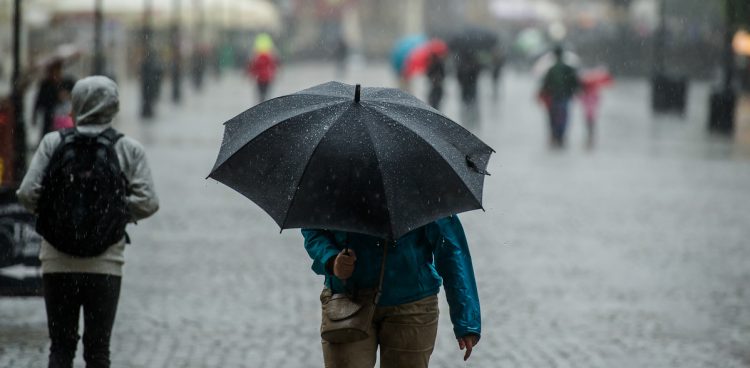 Deszcz i silne porywy wiatru na Długim Targu, zdjęcie ilustracyjne (fot. KFP/Mateusz Ochocki)