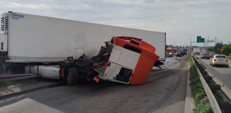 Ciężarówka stała w poprzek jezdni przed mostem wantowym  (fot. KM PSP Gdańsk)