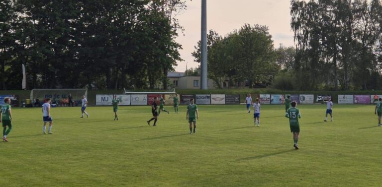 Gryf zagrał w nieco innym ustawieniu, trener Krzysztof Müller chciał trochę oszczędzać zawodników na środowy finał regionalnego Pucharu Polski