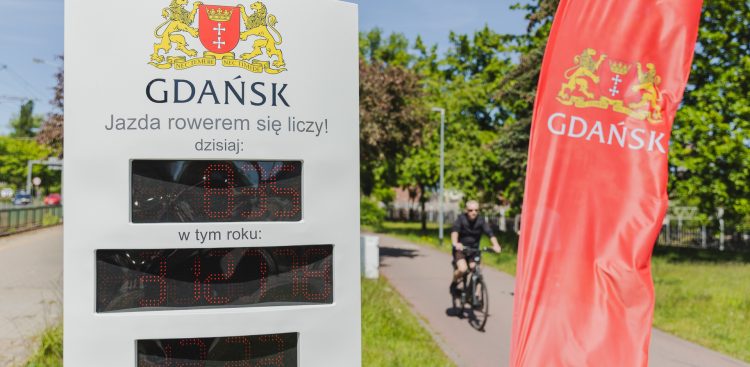 Gdańsk, przy liczniku rowerowym na skrzyżowaniu ulic Nowe Ogrody/Hucisko. (Fot. gdansk.pl/Dominik Paszliński)