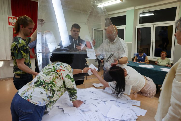 Liczenie głosów w lokalu wyborczym w Łodzi. Zakończyło się głosowanie w II turze wyborów prezydenta RP (fot. PAP/Marian Zubrzycki)