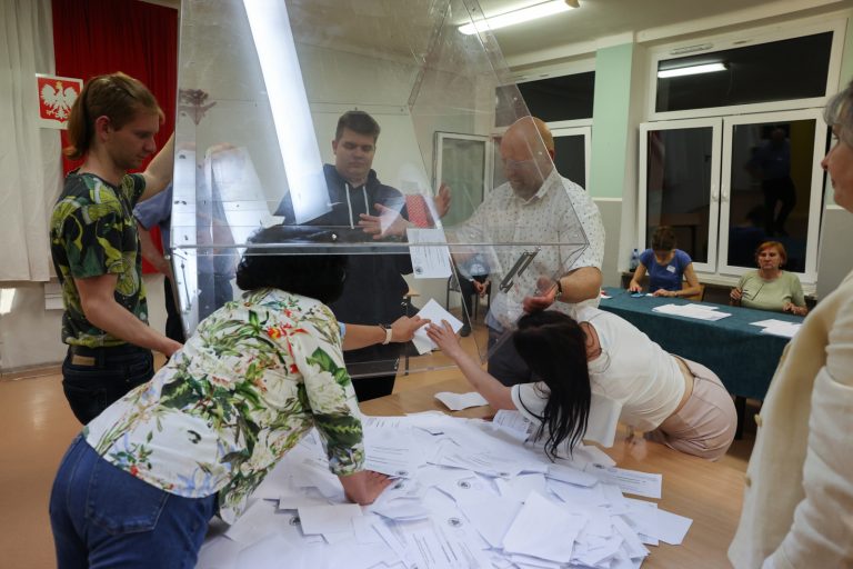 Liczenie głosów w lokalu wyborczym w Łodzi. Zakończyło się głosowanie w II turze wyborów prezydenta RP (fot. PAP/Marian Zubrzycki)