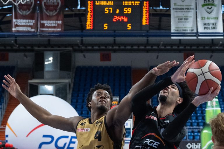 Lublin, 04.06.2025. Zawodnik PGE Startu Lublin Tevin Brown (P) i Nahiem Alleyne (L) z Trefla Sopot podczas czwartego meczu pó³fina³owego Ekstraklasy koszykarzy, 4 bm. (js) PAP/Wojtek Jargi³o