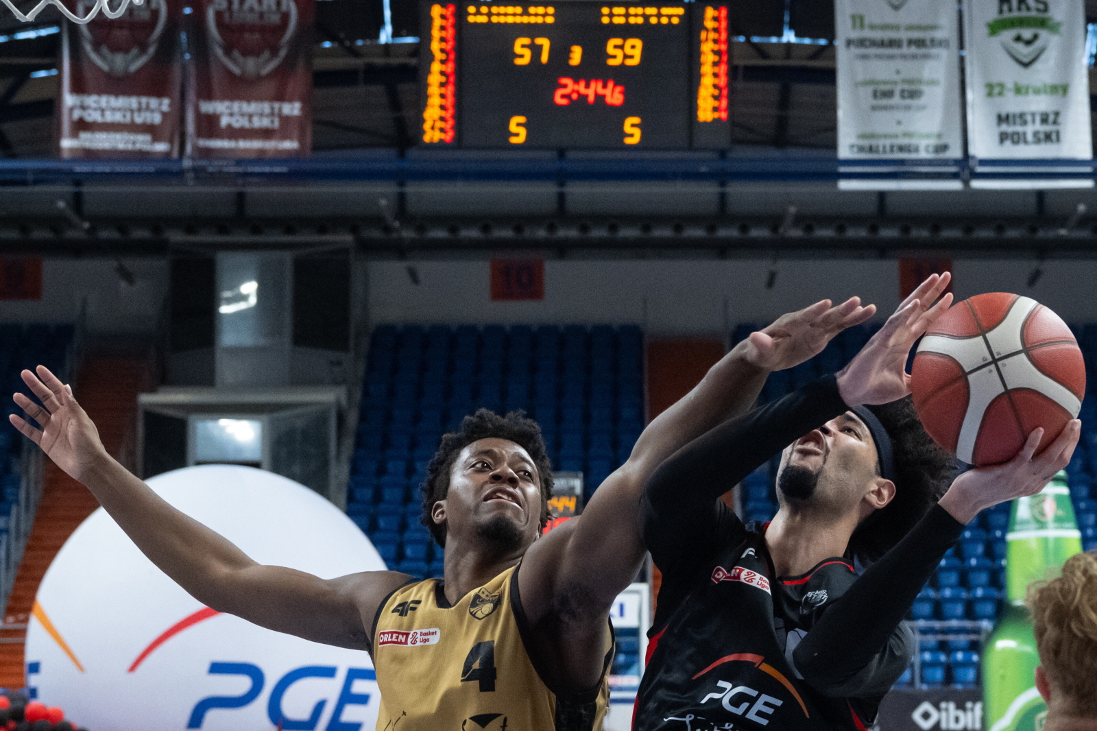 Lublin, 04.06.2025. Zawodnik PGE Startu Lublin Tevin Brown (P) i Nahiem Alleyne (L) z Trefla Sopot podczas czwartego meczu pó³fina³owego Ekstraklasy koszykarzy, 4 bm. (js) PAP/Wojtek Jargi³o