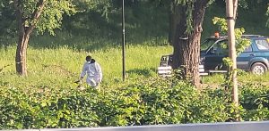 Opryski wykonują osoby zabezpieczone odzieżą ochroną i maseczkami (fot. Spotted Lębork)